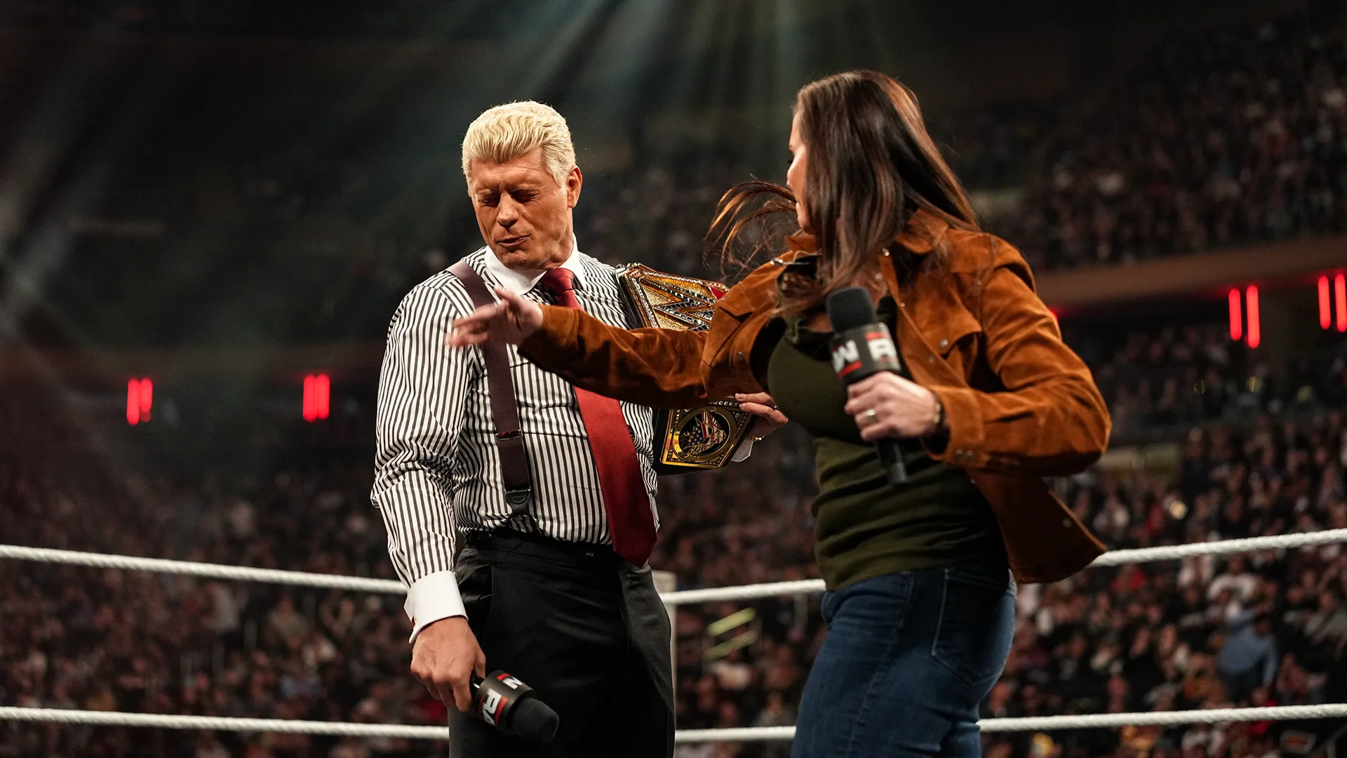 Stephanie McMahon faz aparição surpresa no WWE Raw para aconselhar Cody Rhodes