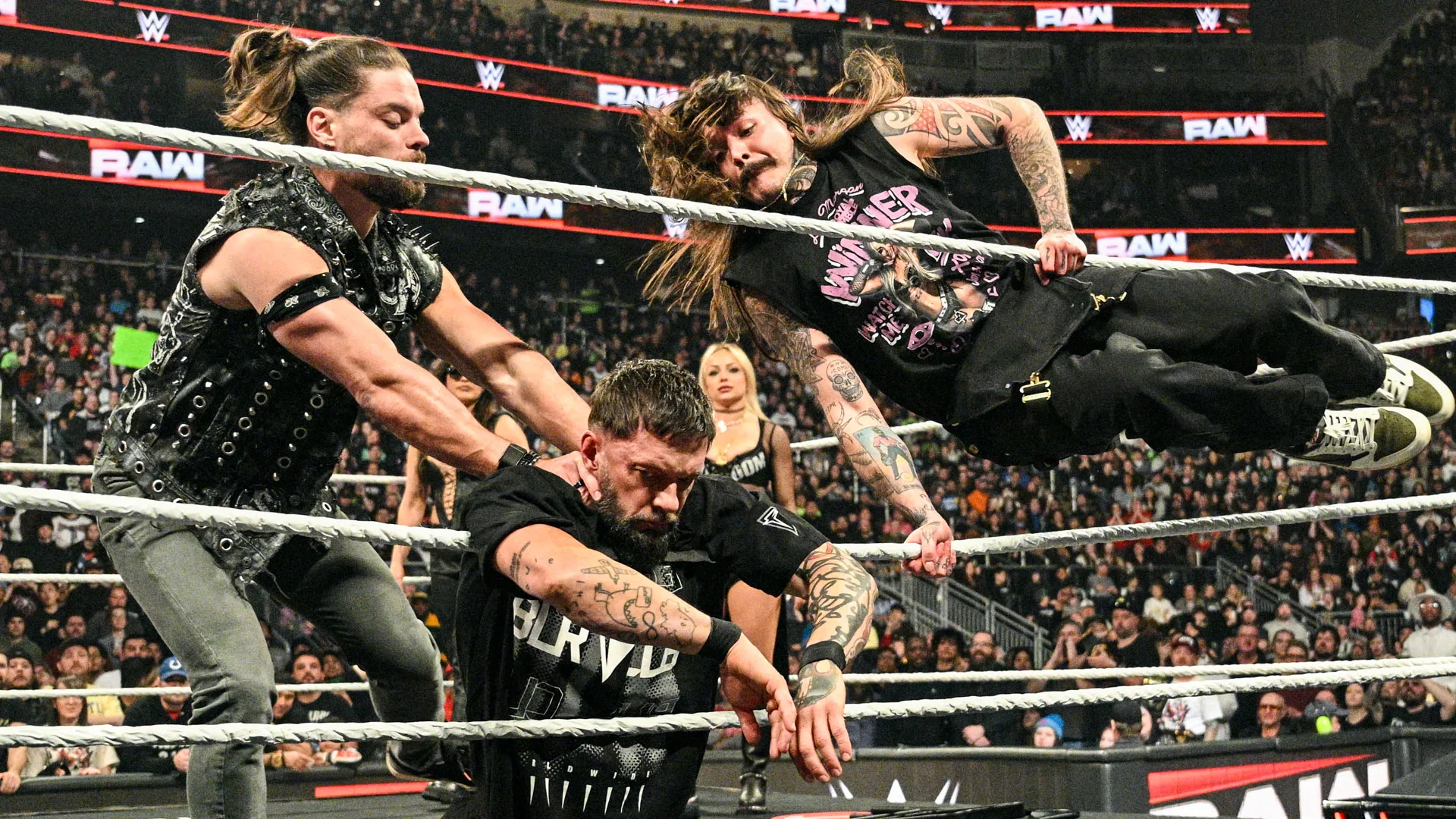 The Judgment Day ataca Finn Bálor após discussão com Dominik Mysterio no WWE Raw