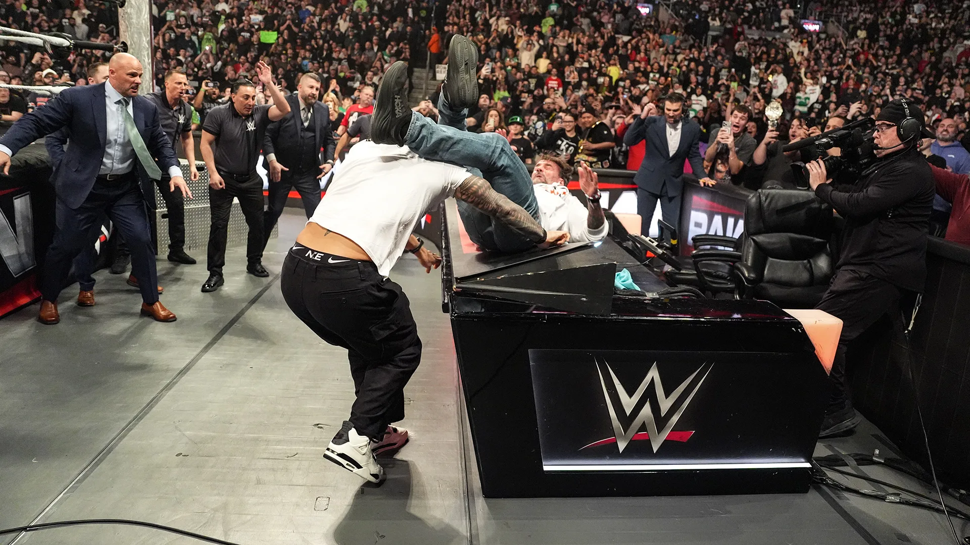 Roman Reigns e The Usos atacam CM Punk após confronto no WWE Raw
