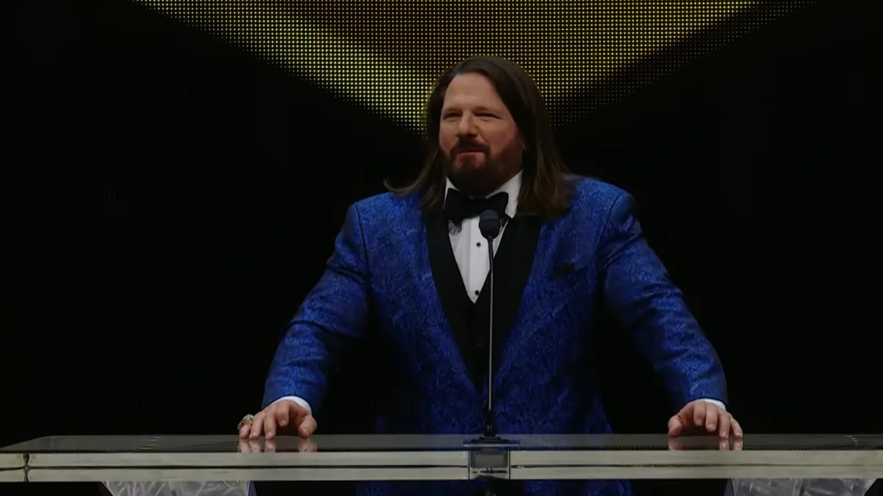 AJ Styles é introduzido ao Hall da Fama da WWE pelos Good Brothers e afirma não sentir falta de lutar