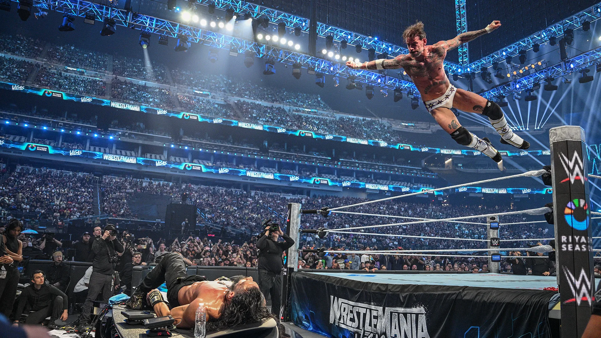 CM Punk se envolve em incidente com fã após WrestleMania 42