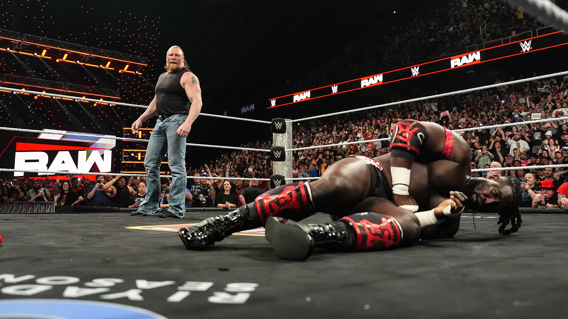 Brock Lesnar retorna e ataca Oba Femi no WWE Raw