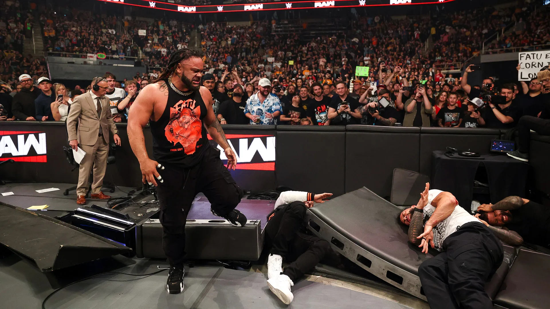 Jacob Fatu ataca Roman Reigns e Bloodline no WWE Raw